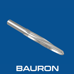 Skrå gjengivelse av en sølvfarget brorømmer som viser den koniske nesen og de kraftige spiralformede skjæresporene